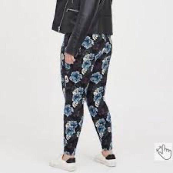 Torrid | Pixie Skull Floral Leggings, Size 2R - Picture 2 of 7